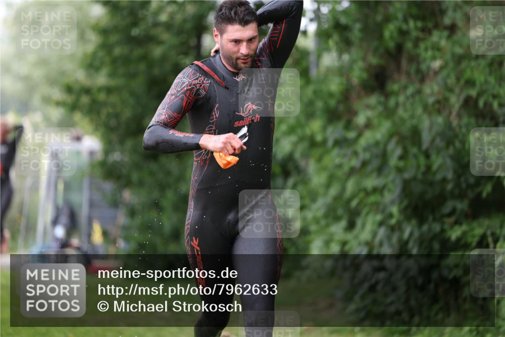 15.06.2025 - 7 Türme Triathlon Michael Strokosch http://msf.ph/oto/7962633 15.06.2025 12:14:59 Schwimmen 375, 448, 477, 504, 651, 655 meine-sportfotos.de