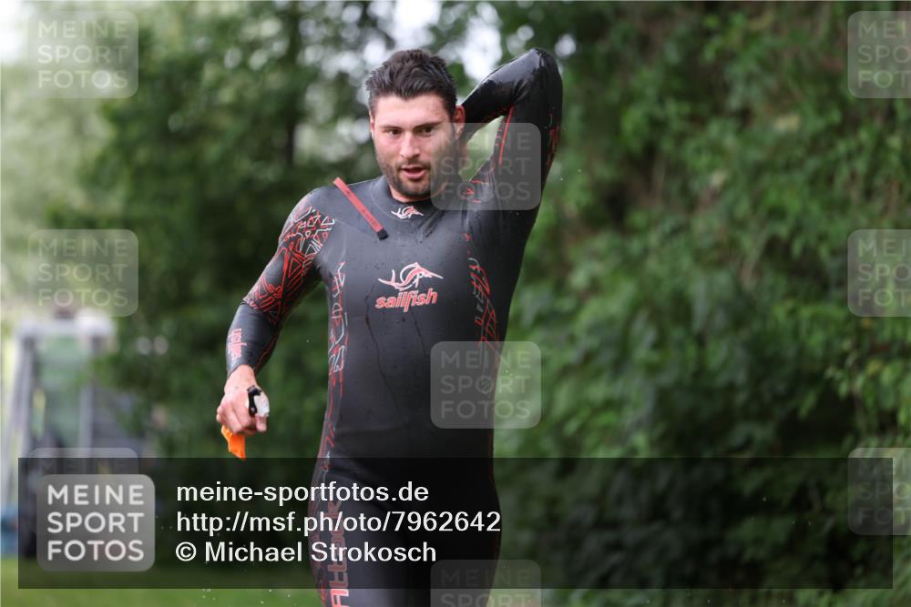 15.06.2025 - 7 Türme Triathlon Michael Strokosch http://msf.ph/oto/7962642 15.06.2025 12:14:59 Schwimmen 375, 448, 477, 504, 651, 655 meine-sportfotos.de