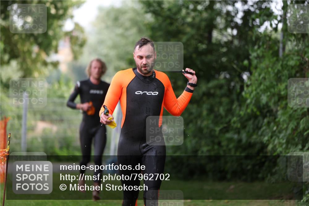 15.06.2025 - 7 Türme Triathlon Michael Strokosch http://msf.ph/oto/7962702 15.06.2025 12:15:03 Schwimmen 375, 448, 477, 504, 651, 655 meine-sportfotos.de