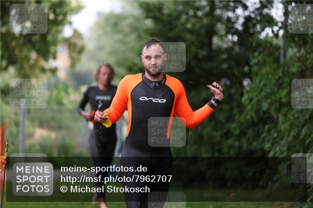 15.06.2025 - 7 Türme Triathlon Michael Strokosch http://msf.ph/oto/7962707 15.06.2025 12:15:04 Schwimmen 375, 448, 477, 504, 651, 655 meine-sportfotos.de