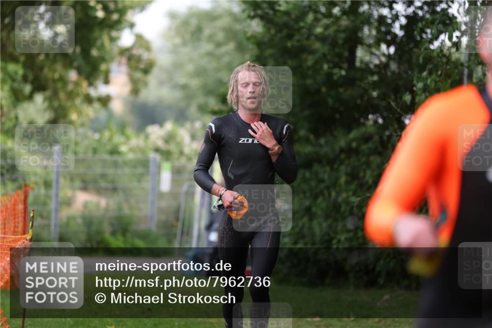 15.06.2025 - 7 Türme Triathlon Michael Strokosch http://msf.ph/oto/7962736 15.06.2025 12:15:05 Schwimmen 375, 448, 477, 504, 651, 655 meine-sportfotos.de