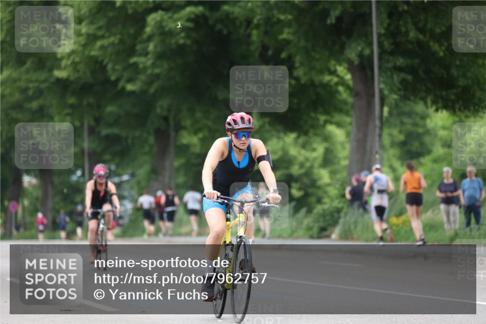 15.06.2025 - 7 Türme Triathlon Yannick Fuchs http://msf.ph/oto/7962757 15.06.2025 13:52:26 Radfahren 556, 729, 1038, 1083 meine-sportfotos.de