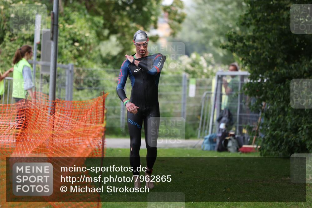 15.06.2025 - 7 Türme Triathlon Michael Strokosch http://msf.ph/oto/7962865 15.06.2025 12:15:16 Schwimmen 490, 504, 565, 671 meine-sportfotos.de