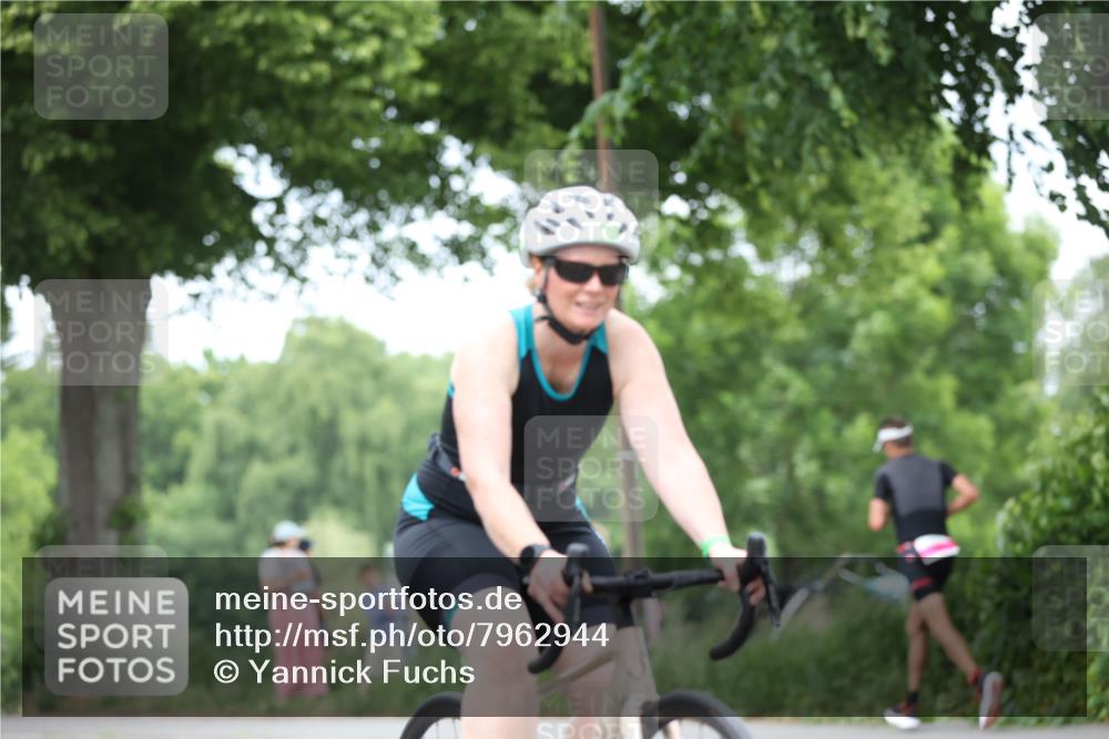 15.06.2025 - 7 Türme Triathlon Yannick Fuchs http://msf.ph/oto/7962944 15.06.2025 13:52:34 Radfahren 556, 729, 799, 1038 meine-sportfotos.de