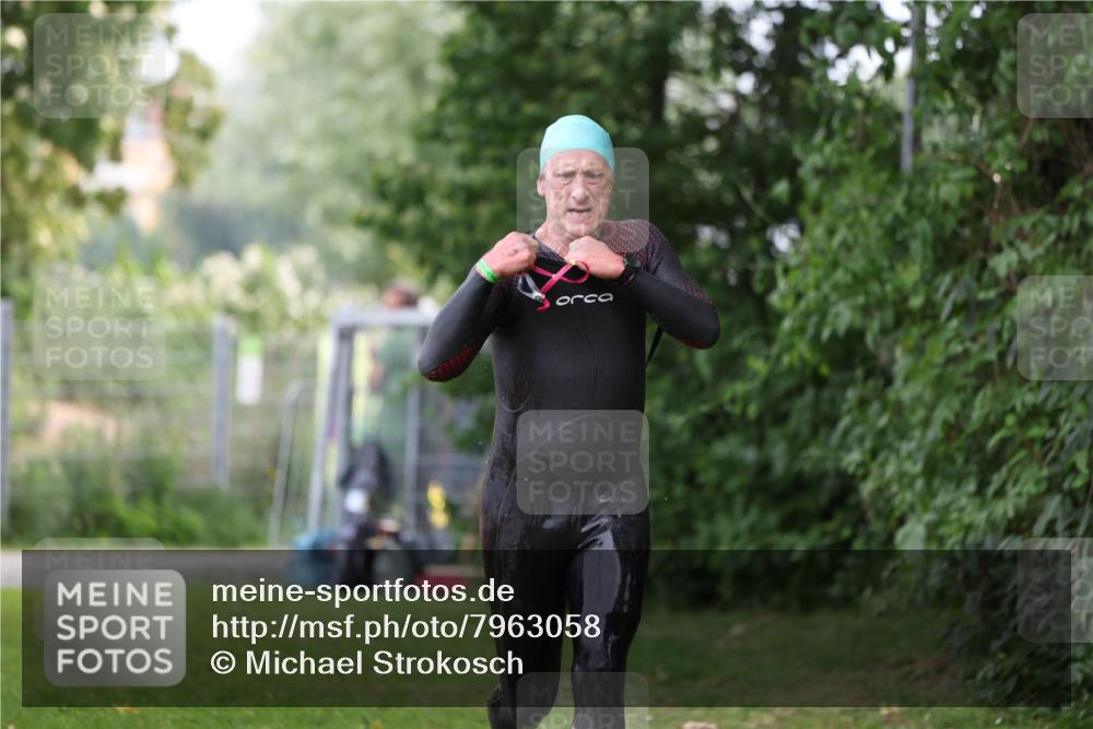 15.06.2025 - 7 Türme Triathlon Michael Strokosch http://msf.ph/oto/7963058 15.06.2025 12:15:32 Schwimmen 366, 490, 500, 565, 671 meine-sportfotos.de