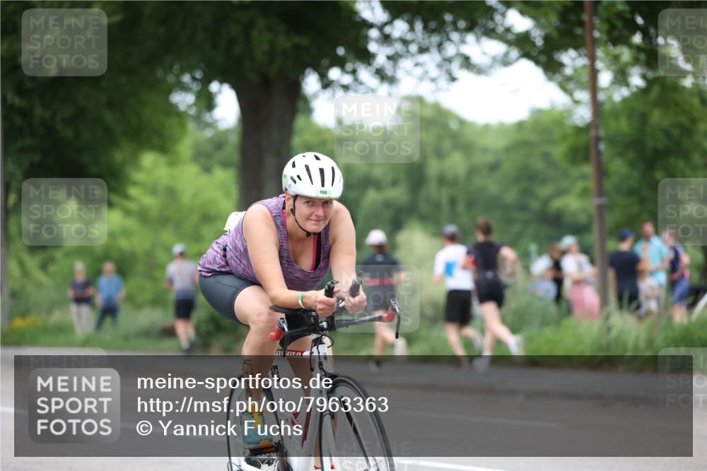 15.06.2025 - 7 Türme Triathlon Yannick Fuchs http://msf.ph/oto/7963363 15.06.2025 13:53:17 Radfahren 800, 819, 1194 meine-sportfotos.de