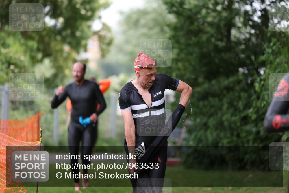 15.06.2025 - 7 Türme Triathlon Michael Strokosch http://msf.ph/oto/7963533 15.06.2025 12:16:11 Schwimmen 378, 397, 411, 503, 511, 567, 648, 657, 669, 677 meine-sportfotos.de