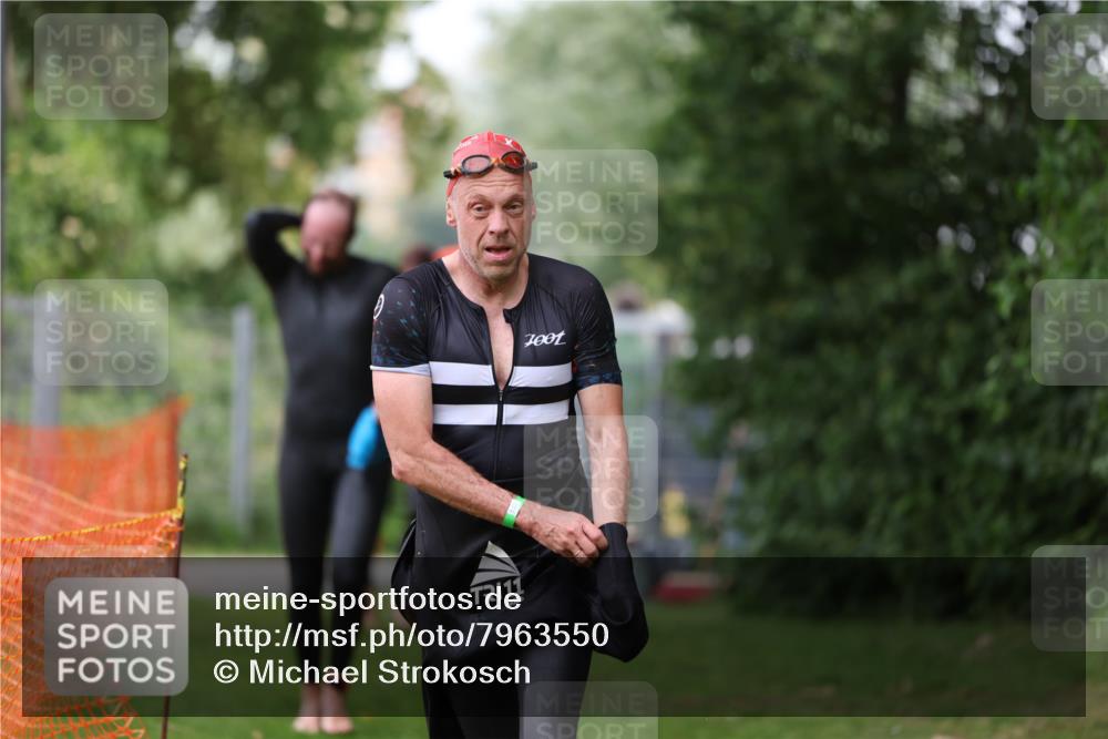 15.06.2025 - 7 Türme Triathlon Michael Strokosch http://msf.ph/oto/7963550 15.06.2025 12:16:12 Schwimmen 378, 397, 411, 414, 503, 511, 567, 648, 657, 669, 677 meine-sportfotos.de