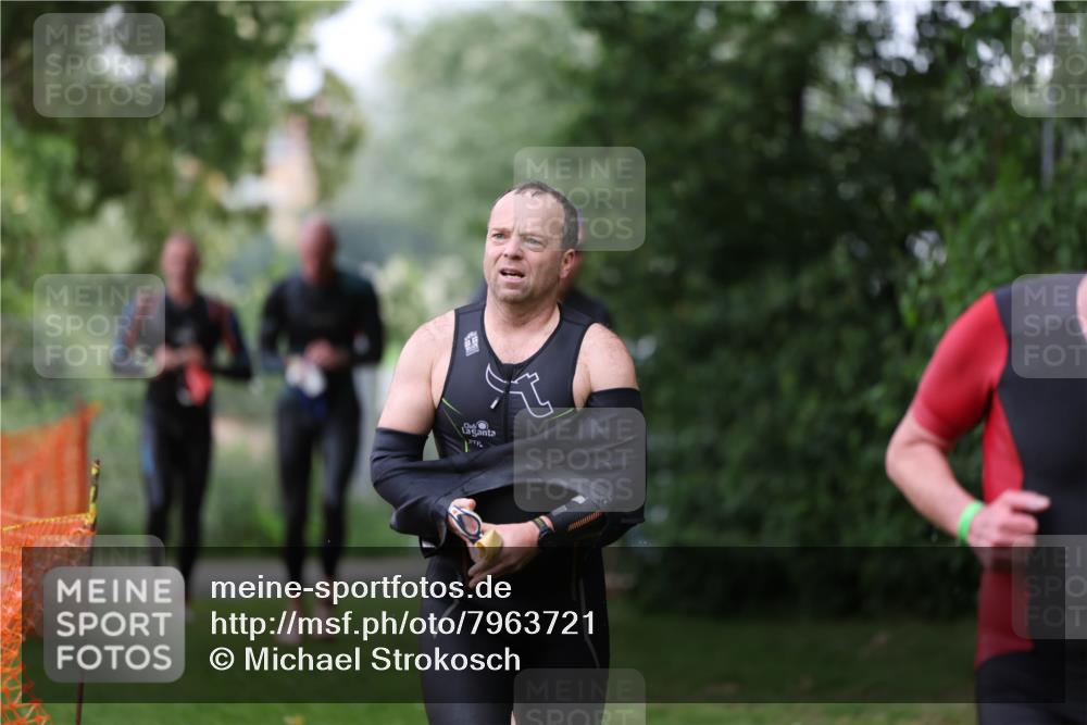 15.06.2025 - 7 Türme Triathlon Michael Strokosch http://msf.ph/oto/7963721 15.06.2025 12:16:22 Schwimmen 378, 397, 411, 414, 435, 511, 567, 616, 648, 657, 669, 677 meine-sportfotos.de