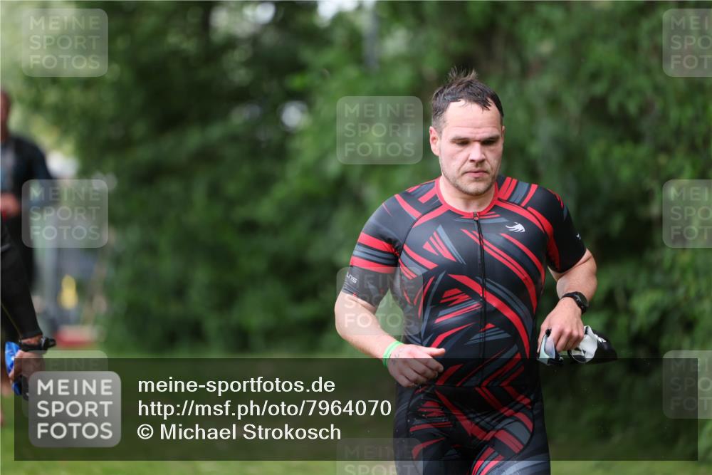 15.06.2025 - 7 Türme Triathlon Michael Strokosch http://msf.ph/oto/7964070 15.06.2025 12:16:47 Schwimmen 373, 387, 389, 400, 423, 435, 451, 485, 560, 609, 622, 629, 632 meine-sportfotos.de