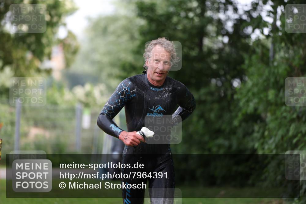 15.06.2025 - 7 Türme Triathlon Michael Strokosch http://msf.ph/oto/7964391 15.06.2025 12:17:09 Schwimmen 389, 451, 530, 591, 609, 622, 679 meine-sportfotos.de