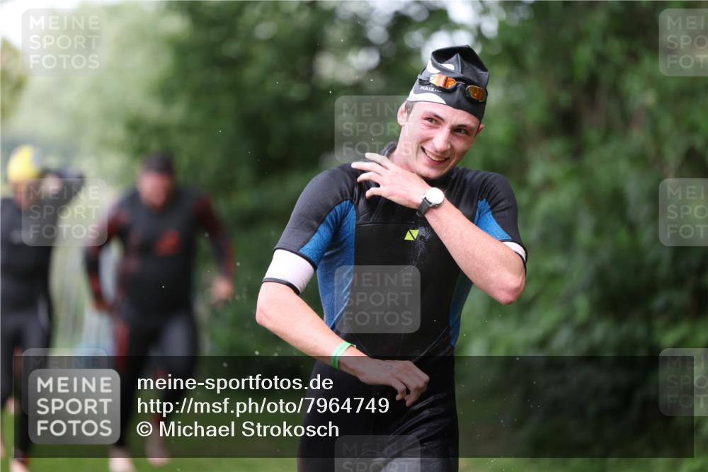 15.06.2025 - 7 Türme Triathlon Michael Strokosch http://msf.ph/oto/7964749 15.06.2025 12:17:47 Schwimmen 371, 445, 523, 540, 628, 654, 656, 661, 672, 678 meine-sportfotos.de