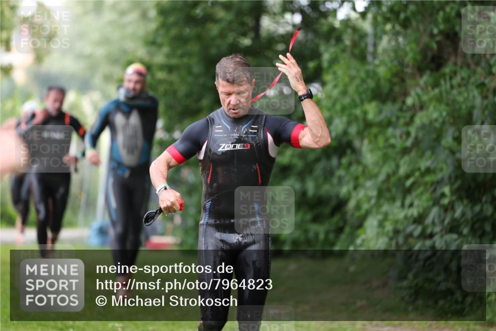 15.06.2025 - 7 Türme Triathlon Michael Strokosch http://msf.ph/oto/7964823 15.06.2025 12:17:52 Schwimmen 445, 523, 540, 608, 615, 628, 654, 656, 661, 672, 678 meine-sportfotos.de