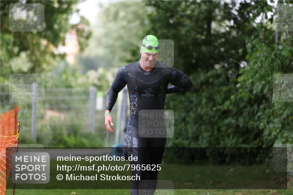 15.06.2025 - 7 Türme Triathlon Michael Strokosch http://msf.ph/oto/7965625 15.06.2025 12:19:17 Schwimmen 367, 559, 570, 649 meine-sportfotos.de
