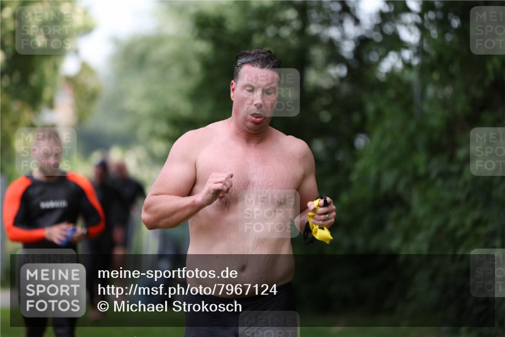 15.06.2025 - 7 Türme Triathlon Michael Strokosch http://msf.ph/oto/7967124 15.06.2025 12:21:35 Schwimmen 360, 386, 390, 492, 515, 534, 577, 626, 664, 665, 680 meine-sportfotos.de