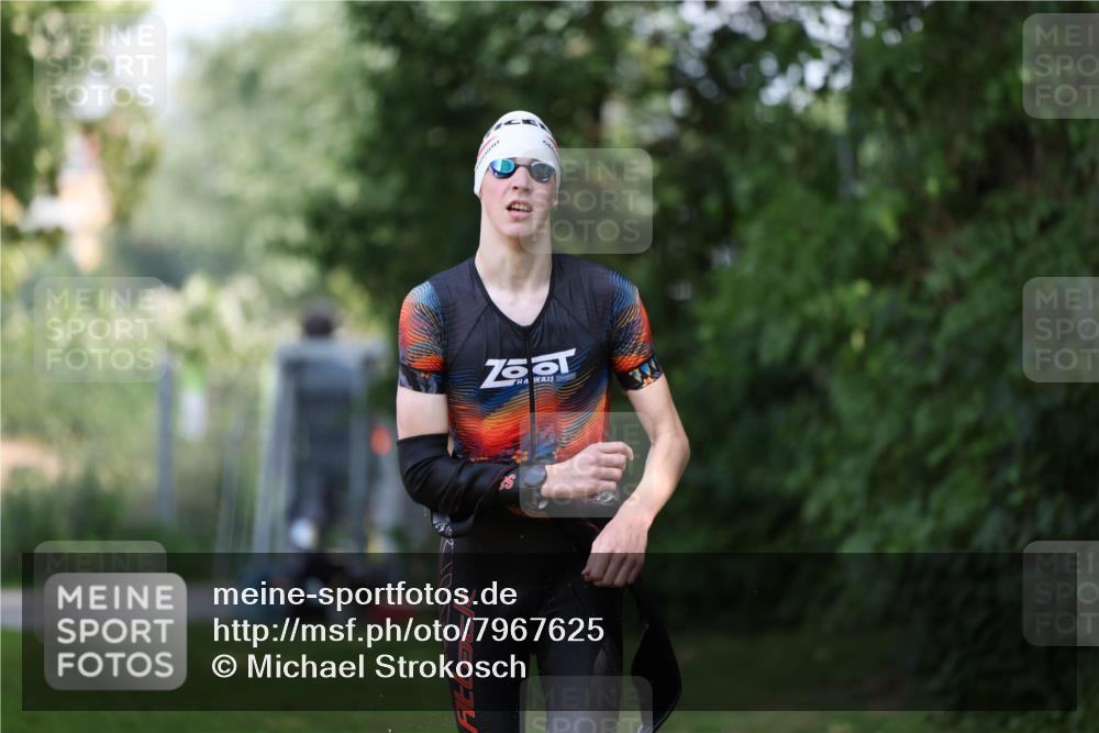 15.06.2025 - 7 Türme Triathlon Michael Strokosch http://msf.ph/oto/7967625 15.06.2025 12:52:01 Schwimmen 817, 940, 983 meine-sportfotos.de