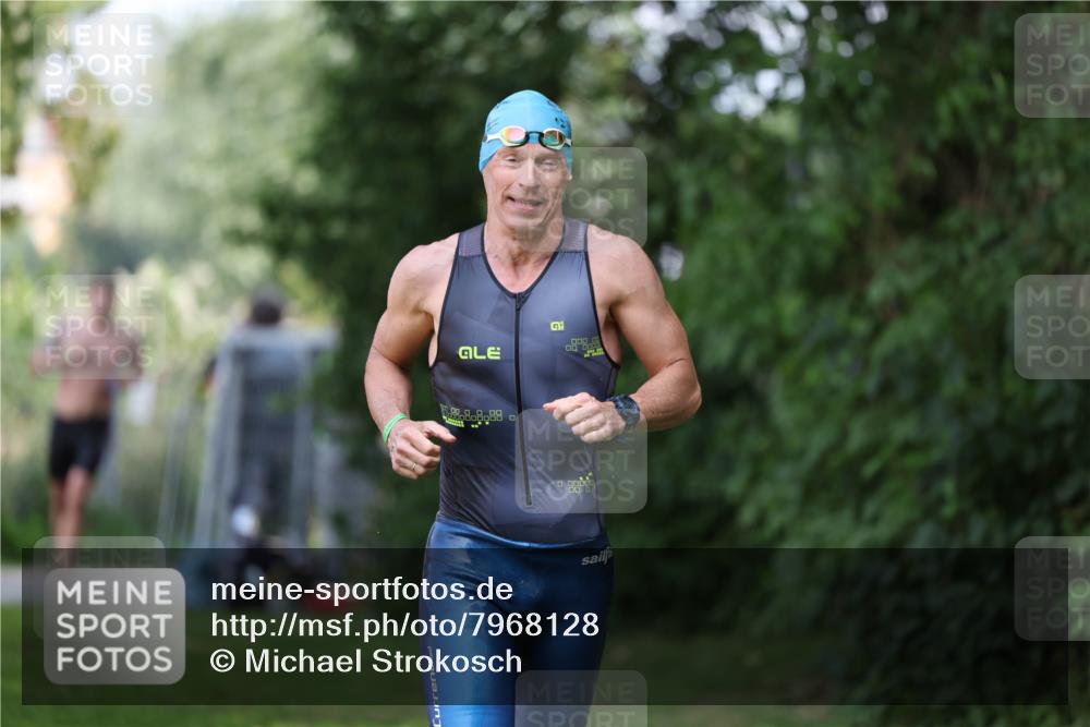 15.06.2025 - 7 Türme Triathlon Michael Strokosch http://msf.ph/oto/7968128 15.06.2025 12:54:09 Schwimmen 734, 760, 862, 930, 978, 990, 996, 1016, 1045, 1181 meine-sportfotos.de