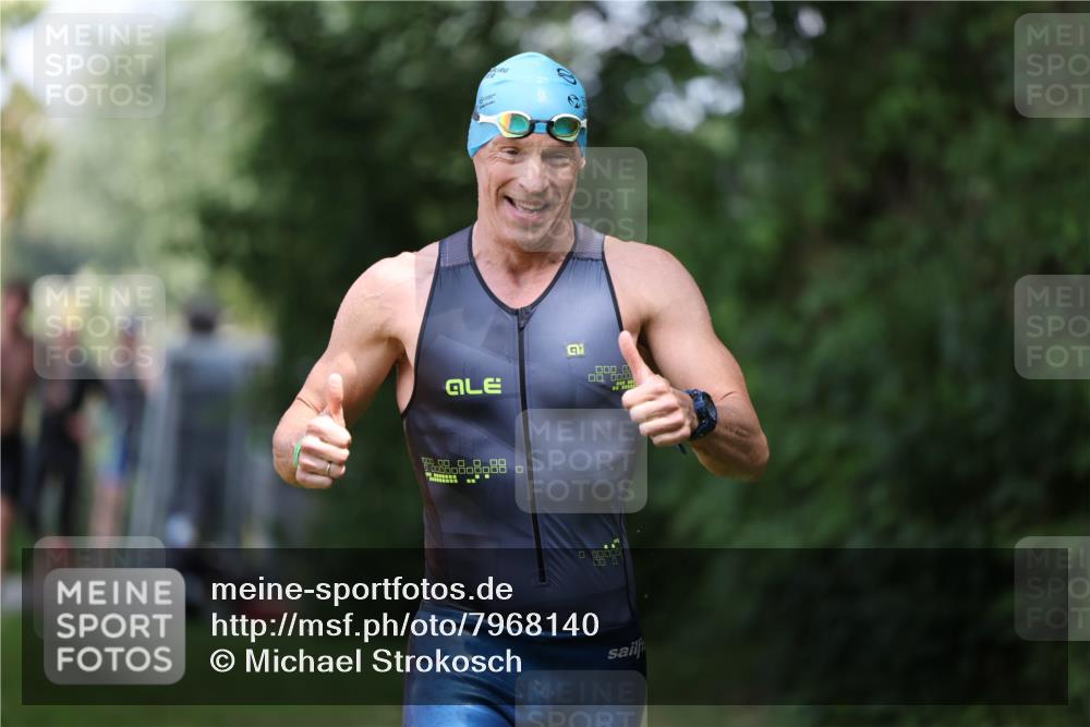 15.06.2025 - 7 Türme Triathlon Michael Strokosch http://msf.ph/oto/7968140 15.06.2025 12:54:10 Schwimmen 734, 760, 862, 930, 978, 990, 996, 1016, 1045, 1181 meine-sportfotos.de