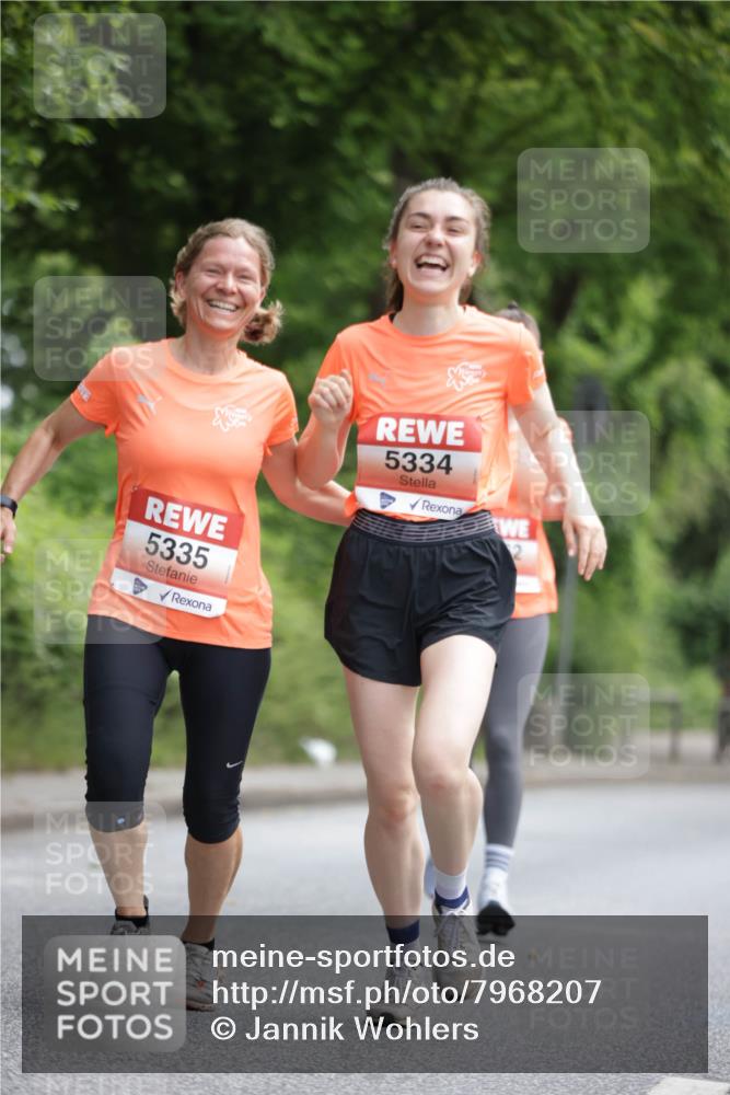 15.06.2025 - REWE Women's Run Jannik Wohlers http://msf.ph/oto/7968207 15.06.2025 10:03:21 Laufen 5335, 5334, 2 meine-sportfotos.de