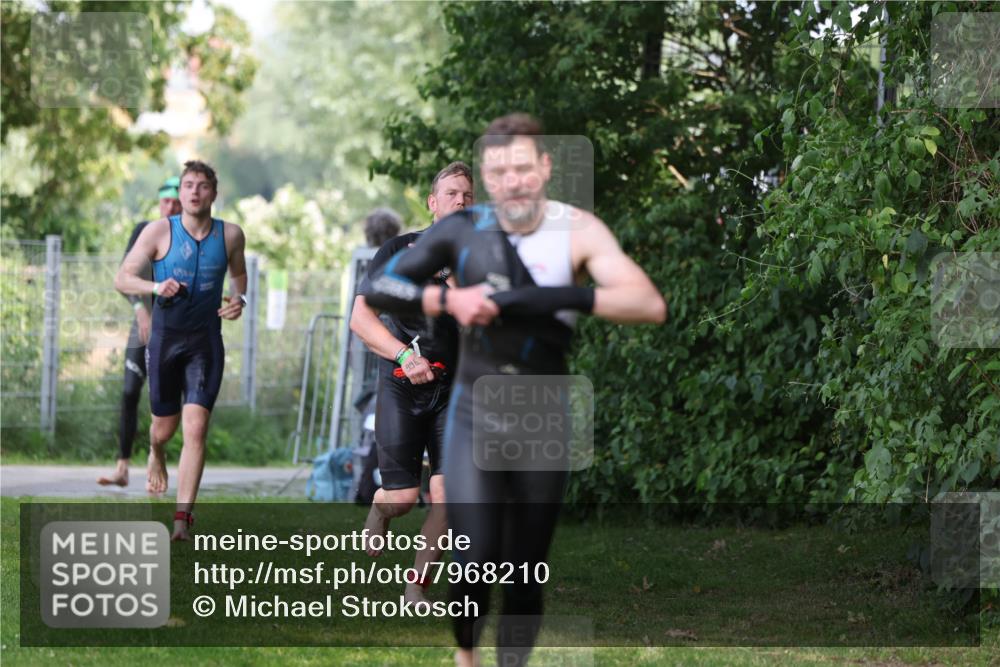 15.06.2025 - 7 Türme Triathlon Michael Strokosch http://msf.ph/oto/7968210 15.06.2025 12:54:21 Schwimmen 707, 734, 802, 930, 978, 990, 996, 1006, 1016, 1045, 1105, 1181 meine-sportfotos.de