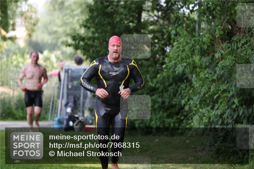 15.06.2025 - 7 Türme Triathlon Michael Strokosch http://msf.ph/oto/7968315 15.06.2025 12:54:32 Schwimmen 707, 734, 740, 802, 916, 978, 996, 998, 1006, 1016, 1104, 1105 meine-sportfotos.de