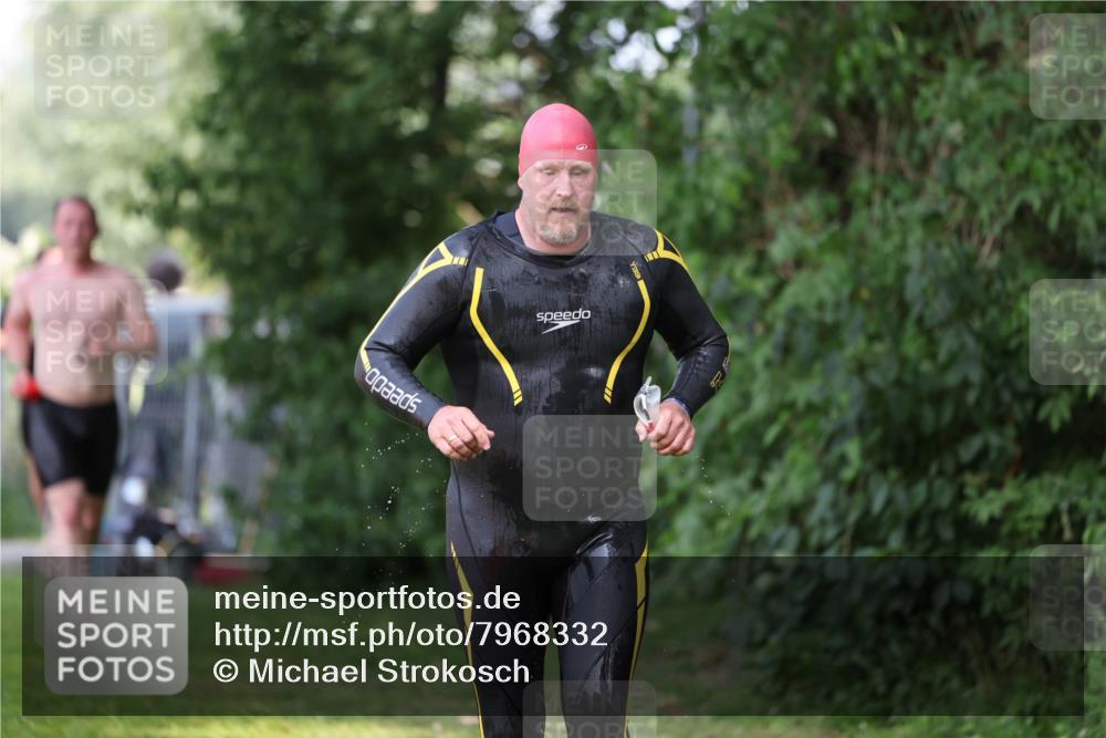 15.06.2025 - 7 Türme Triathlon Michael Strokosch http://msf.ph/oto/7968332 15.06.2025 12:54:33 Schwimmen 707, 734, 740, 802, 916, 939, 978, 996, 998, 1006, 1104, 1105 meine-sportfotos.de