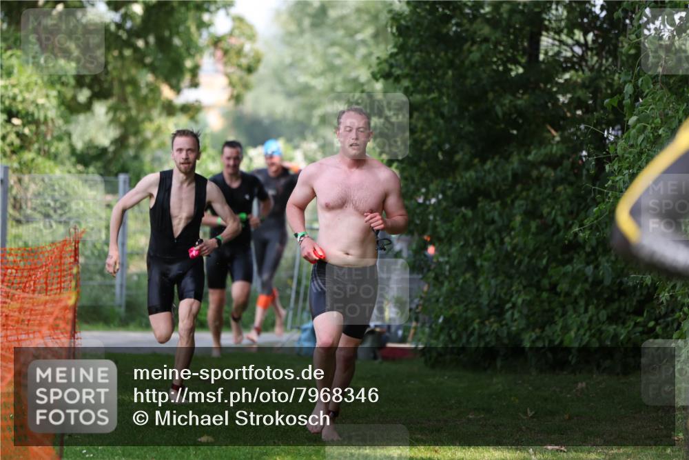 15.06.2025 - 7 Türme Triathlon Michael Strokosch http://msf.ph/oto/7968346 15.06.2025 12:54:35 Schwimmen 707, 719, 734, 740, 802, 916, 939, 945, 978, 996, 998, 1006, 1104, 1105 meine-sportfotos.de