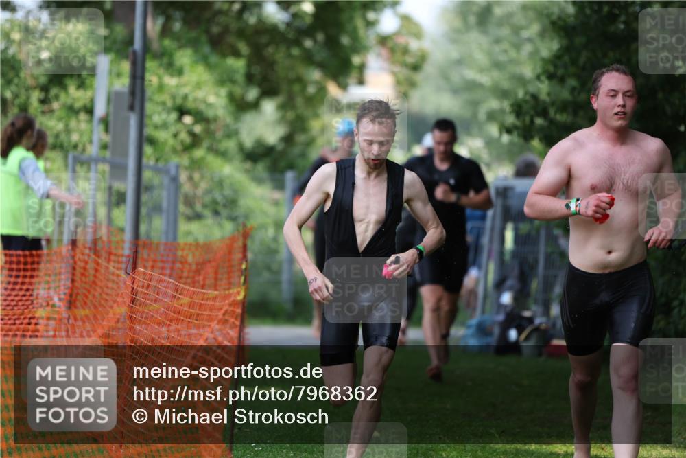 15.06.2025 - 7 Türme Triathlon Michael Strokosch http://msf.ph/oto/7968362 15.06.2025 12:54:36 Schwimmen 707, 719, 734, 740, 802, 916, 939, 945, 996, 998, 1006, 1104, 1105, 1182 meine-sportfotos.de