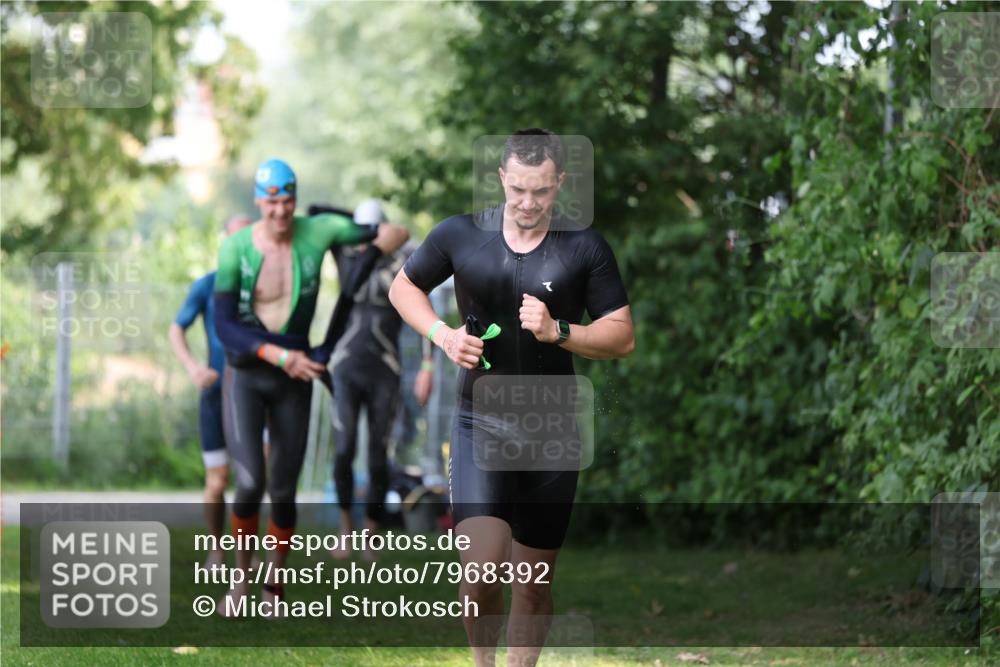 15.06.2025 - 7 Türme Triathlon Michael Strokosch http://msf.ph/oto/7968392 15.06.2025 12:54:39 Schwimmen 707, 719, 734, 740, 802, 916, 939, 945, 998, 1006, 1024, 1104, 1105, 1182 meine-sportfotos.de