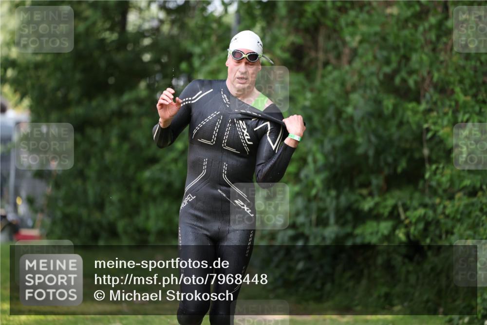 15.06.2025 - 7 Türme Triathlon Michael Strokosch http://msf.ph/oto/7968448 15.06.2025 12:54:45 Schwimmen 719, 740, 762, 802, 881, 916, 939, 945, 998, 1006, 1024, 1104, 1105, 1182 meine-sportfotos.de