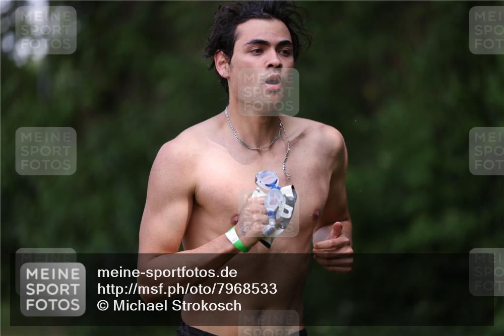 15.06.2025 - 7 Türme Triathlon Michael Strokosch http://msf.ph/oto/7968533 15.06.2025 12:54:55 Schwimmen 157, 701, 719, 723, 740, 762, 846, 881, 916, 939, 945, 950, 952, 1024, 1182 meine-sportfotos.de