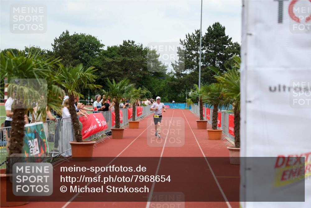 15.06.2025 - 7 Türme Triathlon Michael Strokosch http://msf.ph/oto/7968654 15.06.2025 13:45:43 Ziel 916 meine-sportfotos.de