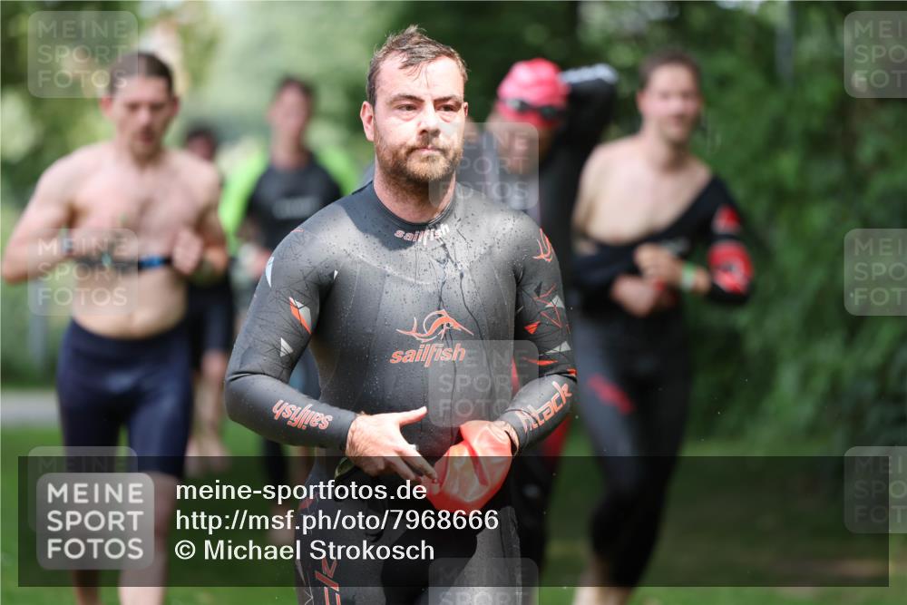 15.06.2025 - 7 Türme Triathlon Michael Strokosch http://msf.ph/oto/7968666 15.06.2025 12:55:11 Schwimmen 157, 701, 723, 727, 745, 762, 769, 772, 784, 801, 846, 859, 865, 881, 950, 952, 1019, 1075, 1152 meine-sportfotos.de