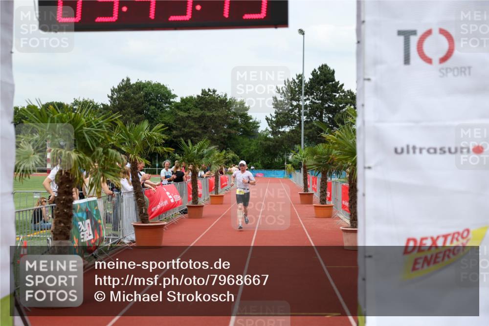 15.06.2025 - 7 Türme Triathlon Michael Strokosch http://msf.ph/oto/7968667 15.06.2025 13:45:44 Ziel 916 meine-sportfotos.de