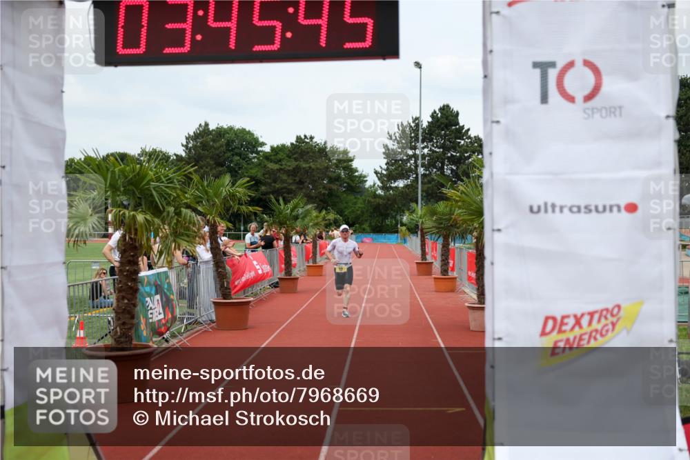 15.06.2025 - 7 Türme Triathlon Michael Strokosch http://msf.ph/oto/7968669 15.06.2025 13:45:45 Ziel 916 meine-sportfotos.de