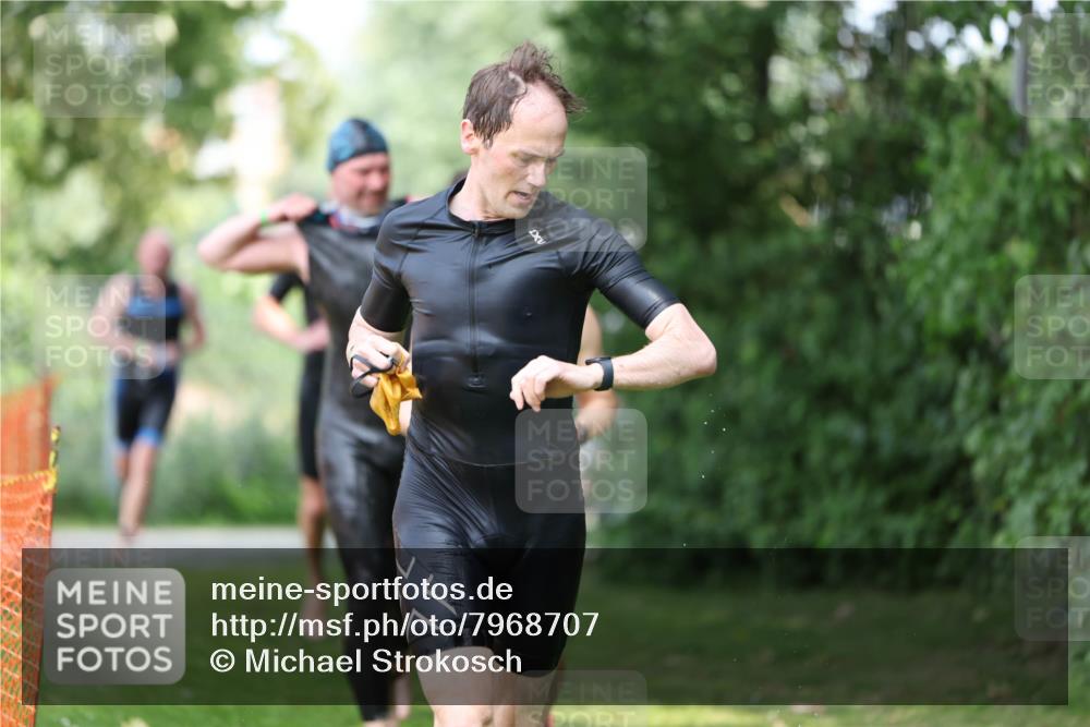 15.06.2025 - 7 Türme Triathlon Michael Strokosch http://msf.ph/oto/7968707 15.06.2025 12:55:18 Schwimmen 701, 727, 745, 769, 772, 784, 792, 797, 801, 846, 859, 865, 927, 950, 952, 955, 1011, 1019, 1075, 1152 meine-sportfotos.de