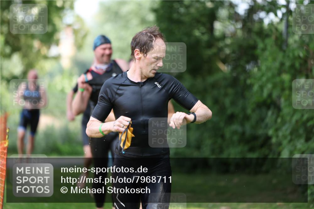 15.06.2025 - 7 Türme Triathlon Michael Strokosch http://msf.ph/oto/7968711 15.06.2025 12:55:18 Schwimmen 701, 727, 745, 769, 772, 784, 792, 797, 801, 846, 859, 865, 927, 950, 952, 955, 1011, 1019, 1075, 1152 meine-sportfotos.de