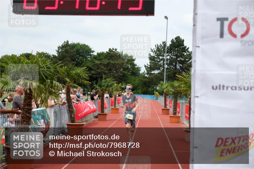 15.06.2025 - 7 Türme Triathlon Michael Strokosch http://msf.ph/oto/7968728 15.06.2025 13:46:15 Ziel 817 meine-sportfotos.de