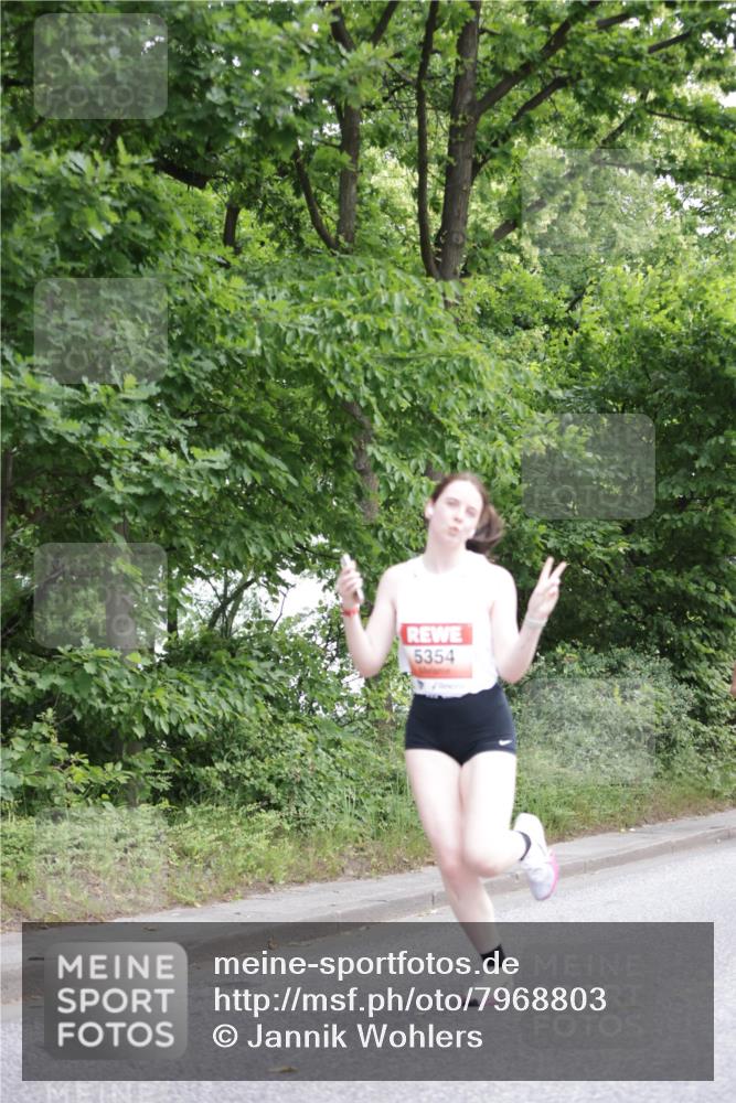 15.06.2025 - REWE Women's Run Jannik Wohlers http://msf.ph/oto/7968803 15.06.2025 10:03:59 Laufen 5354 meine-sportfotos.de
