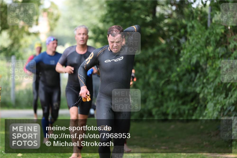 15.06.2025 - 7 Türme Triathlon Michael Strokosch http://msf.ph/oto/7968953 15.06.2025 12:55:38 Schwimmen 755, 763, 784, 792, 797, 805, 877, 879, 919, 927, 955, 1011, 1023, 1029, 1071, 1075, 1144, 1169 meine-sportfotos.de