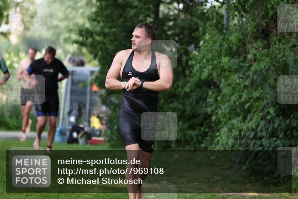 15.06.2025 - 7 Türme Triathlon Michael Strokosch http://msf.ph/oto/7969108 15.06.2025 12:55:52 Schwimmen 708, 755, 763, 776, 805, 818, 833, 877, 879, 895, 919, 1023, 1071, 1120, 1144, 1150, 1153, 1177 meine-sportfotos.de