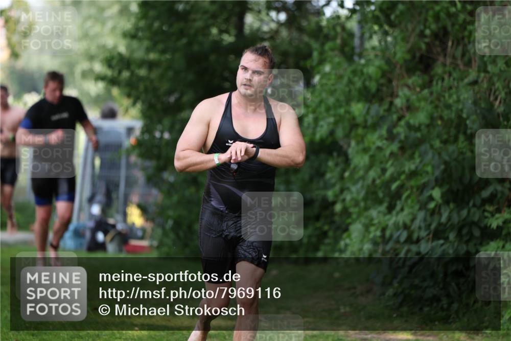 15.06.2025 - 7 Türme Triathlon Michael Strokosch http://msf.ph/oto/7969116 15.06.2025 12:55:53 Schwimmen 708, 755, 776, 805, 818, 833, 877, 879, 895, 919, 1023, 1071, 1120, 1144, 1150, 1153, 1177 meine-sportfotos.de