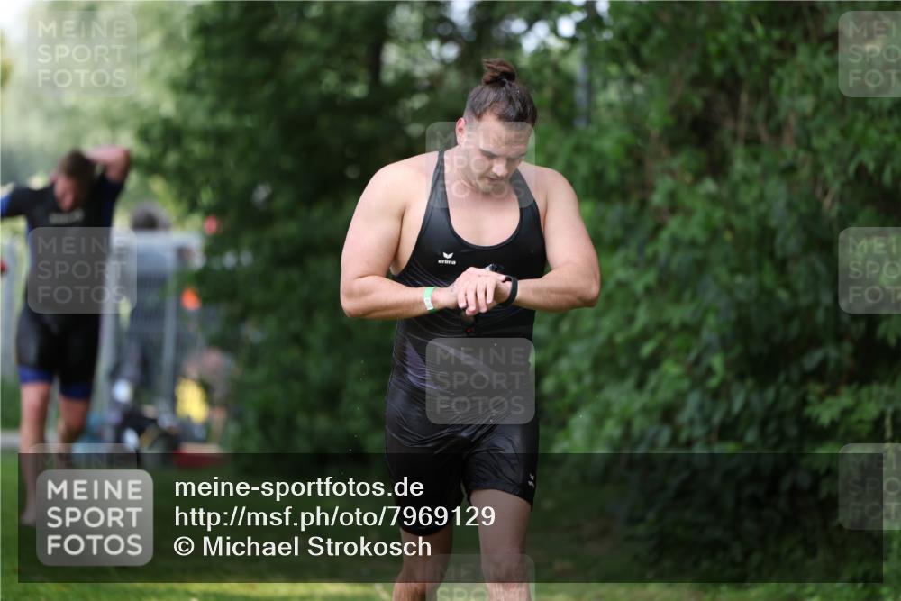 15.06.2025 - 7 Türme Triathlon Michael Strokosch http://msf.ph/oto/7969129 15.06.2025 12:55:53 Schwimmen 708, 755, 776, 805, 818, 833, 877, 879, 895, 919, 1023, 1071, 1120, 1144, 1150, 1153, 1177 meine-sportfotos.de