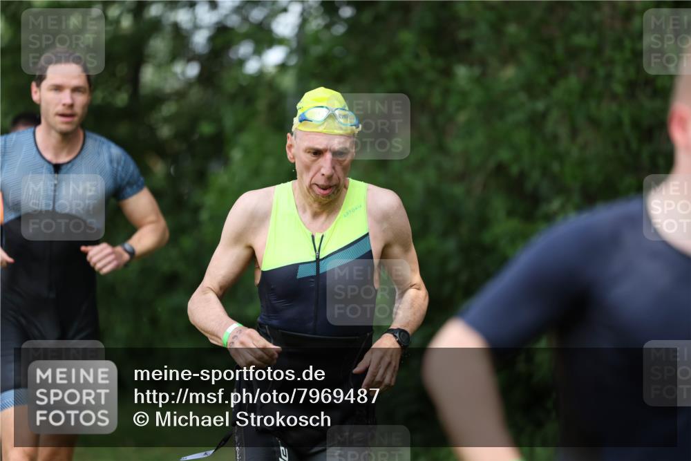 15.06.2025 - 7 Türme Triathlon Michael Strokosch http://msf.ph/oto/7969487 15.06.2025 12:56:24 Schwimmen 741, 767, 786, 804, 842, 851, 869, 872, 880, 896, 904, 963, 992, 1060, 1070, 1077, 1091, 1149 meine-sportfotos.de