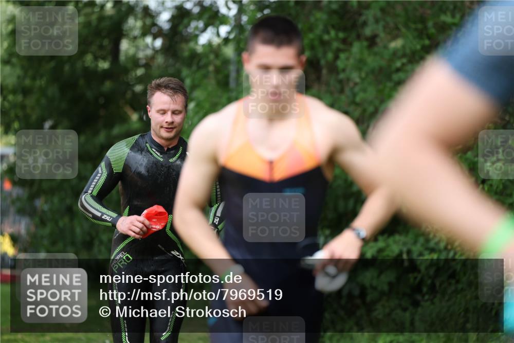 15.06.2025 - 7 Türme Triathlon Michael Strokosch http://msf.ph/oto/7969519 15.06.2025 12:56:27 Schwimmen 741, 767, 786, 804, 842, 851, 868, 869, 872, 886, 896, 963, 992, 1060, 1070, 1077, 1091, 1149, 1175 meine-sportfotos.de