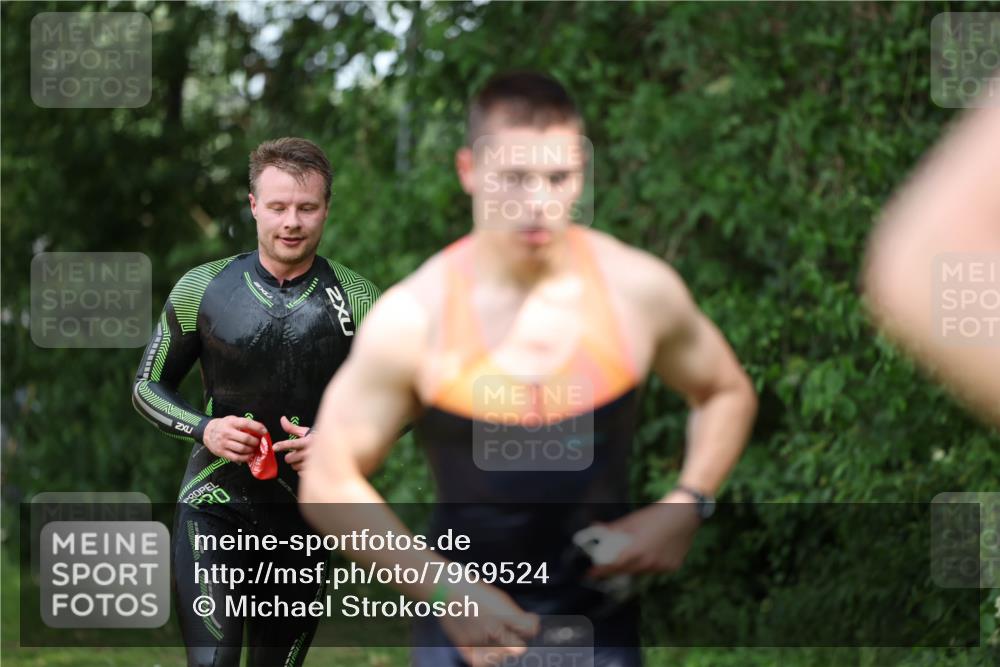 15.06.2025 - 7 Türme Triathlon Michael Strokosch http://msf.ph/oto/7969524 15.06.2025 12:56:27 Schwimmen 741, 767, 786, 804, 842, 851, 868, 869, 872, 886, 896, 963, 992, 1060, 1070, 1077, 1091, 1149, 1175 meine-sportfotos.de