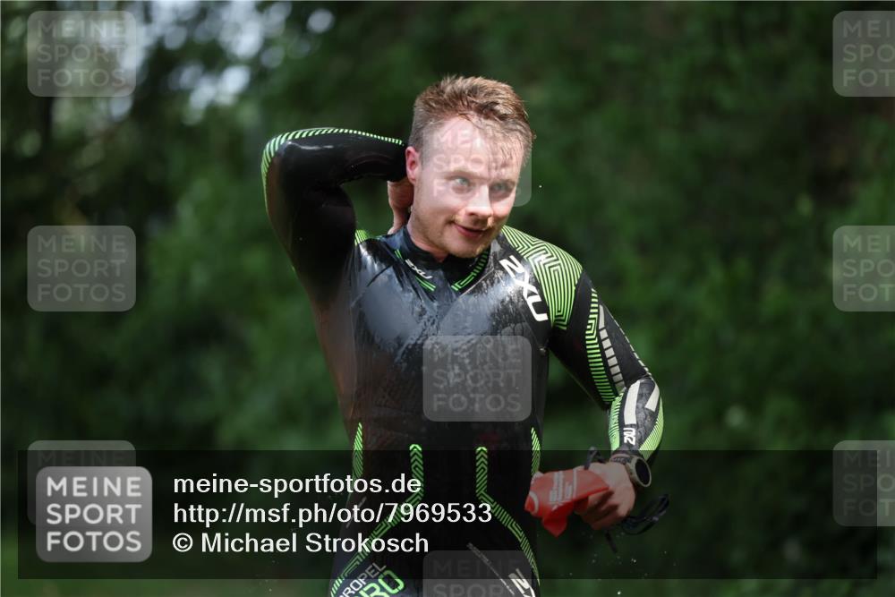 15.06.2025 - 7 Türme Triathlon Michael Strokosch http://msf.ph/oto/7969533 15.06.2025 12:56:28 Schwimmen 741, 767, 786, 804, 842, 851, 868, 869, 872, 886, 896, 963, 992, 1003, 1060, 1070, 1077, 1091, 1149, 1175 meine-sportfotos.de