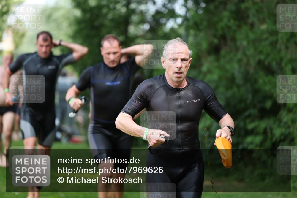 15.06.2025 - 7 Türme Triathlon Michael Strokosch http://msf.ph/oto/7969626 15.06.2025 12:56:37 Schwimmen 767, 786, 804, 842, 851, 868, 869, 886, 896, 901, 963, 1003, 1028, 1060, 1070, 1077, 1091, 1132, 1175, 1198 meine-sportfotos.de