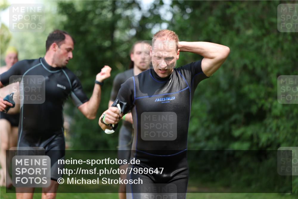15.06.2025 - 7 Türme Triathlon Michael Strokosch http://msf.ph/oto/7969647 15.06.2025 12:56:38 Schwimmen 767, 786, 804, 842, 851, 868, 886, 901, 963, 1003, 1028, 1060, 1070, 1077, 1132, 1175, 1198 meine-sportfotos.de