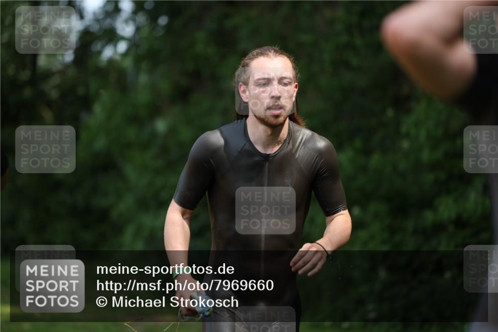 15.06.2025 - 7 Türme Triathlon Michael Strokosch http://msf.ph/oto/7969660 15.06.2025 12:56:39 Schwimmen 767, 786, 804, 842, 851, 868, 886, 901, 963, 1003, 1028, 1060, 1070, 1077, 1132, 1175, 1198 meine-sportfotos.de